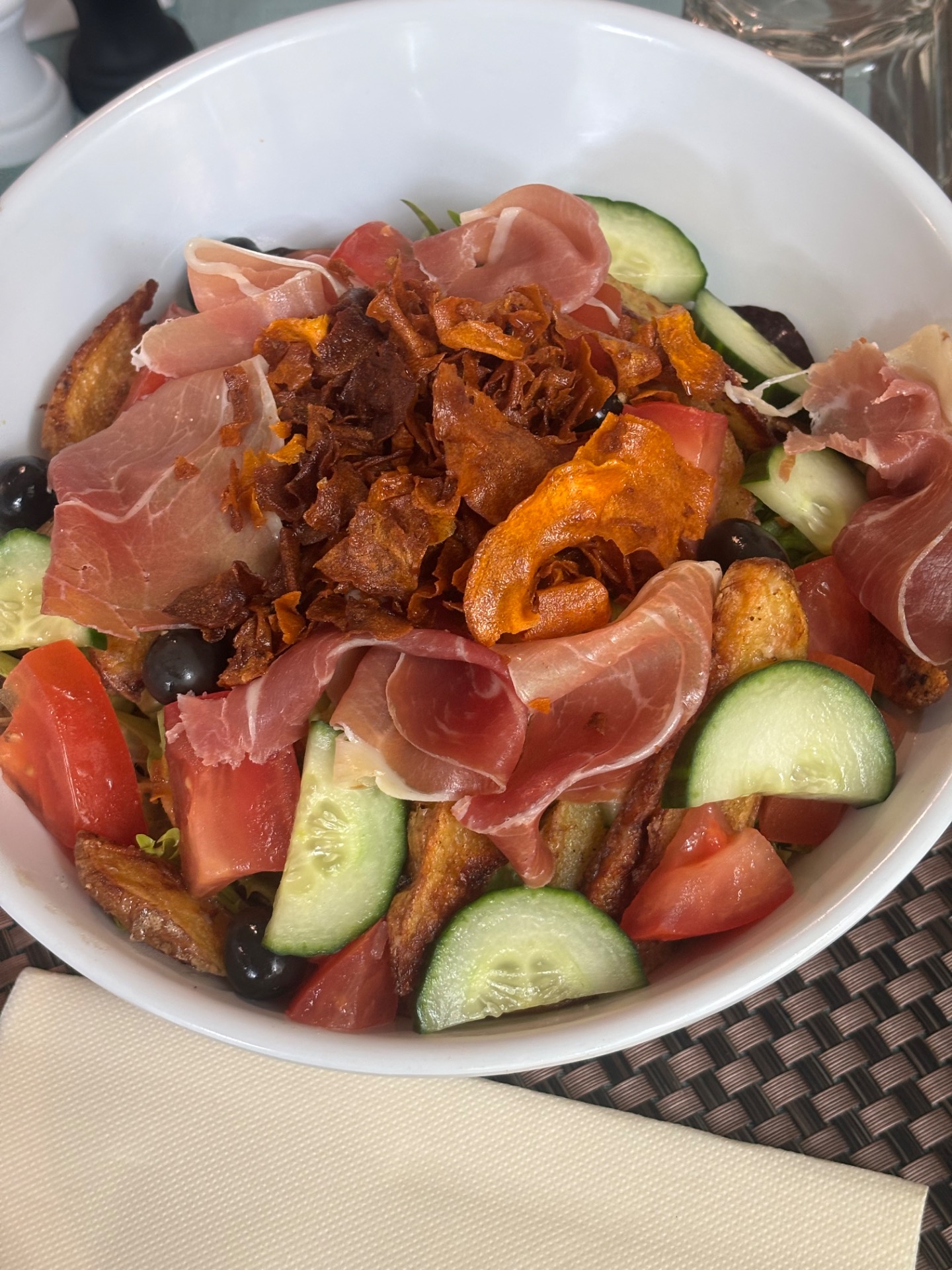 Grande salade au jambon Serrano Concombres, tomates, olives et pommes de terre rissolées a l'ail