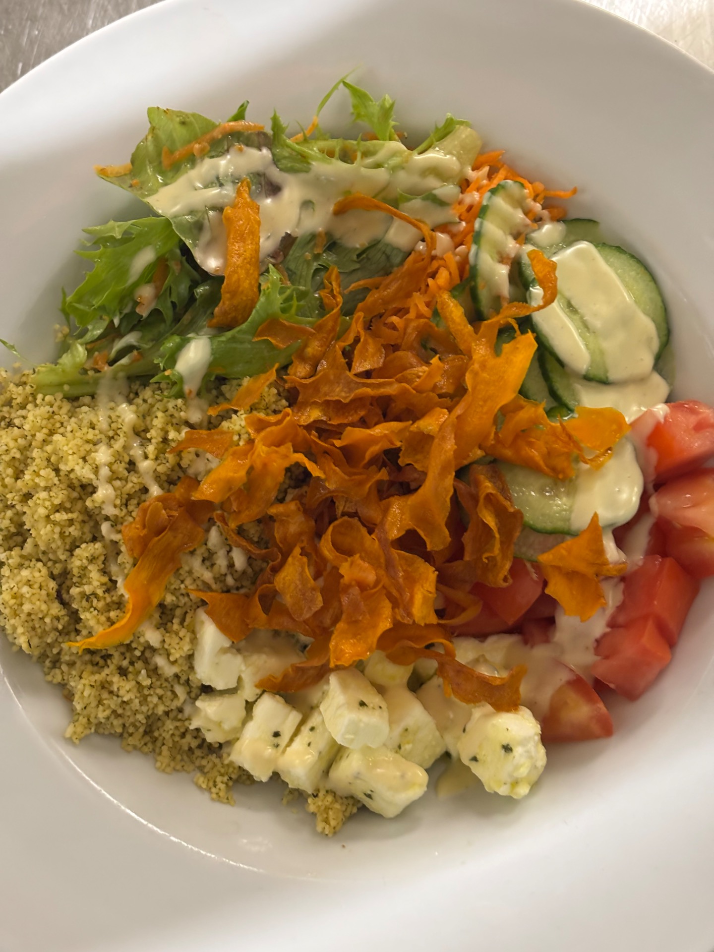 Assiette de feta marinée à l'huile d'olive, tomate, concombre et taboulé à la menthe