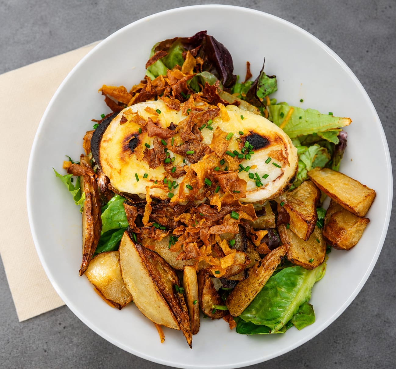 LA CAPRICE : Toast de Saint-Marcelin chaud, pommes de terre rissolées à l’ail et crudités