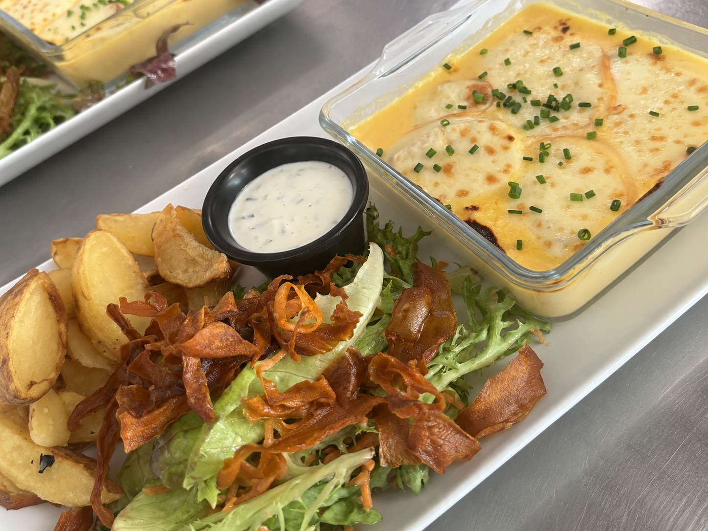 Filet de poulet gratiné au cheddar et scamorza fumée, sauce ciboulette